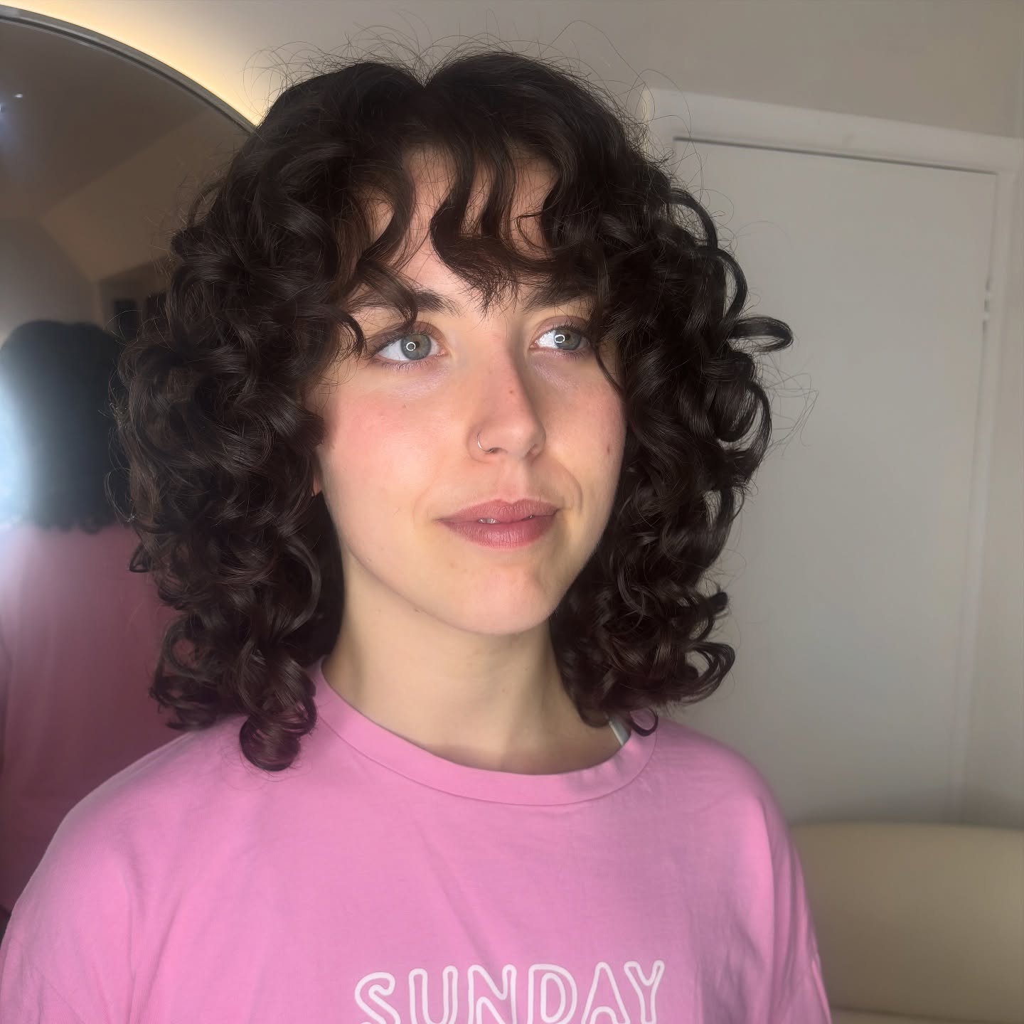 Medium curly layers with a defined fringe