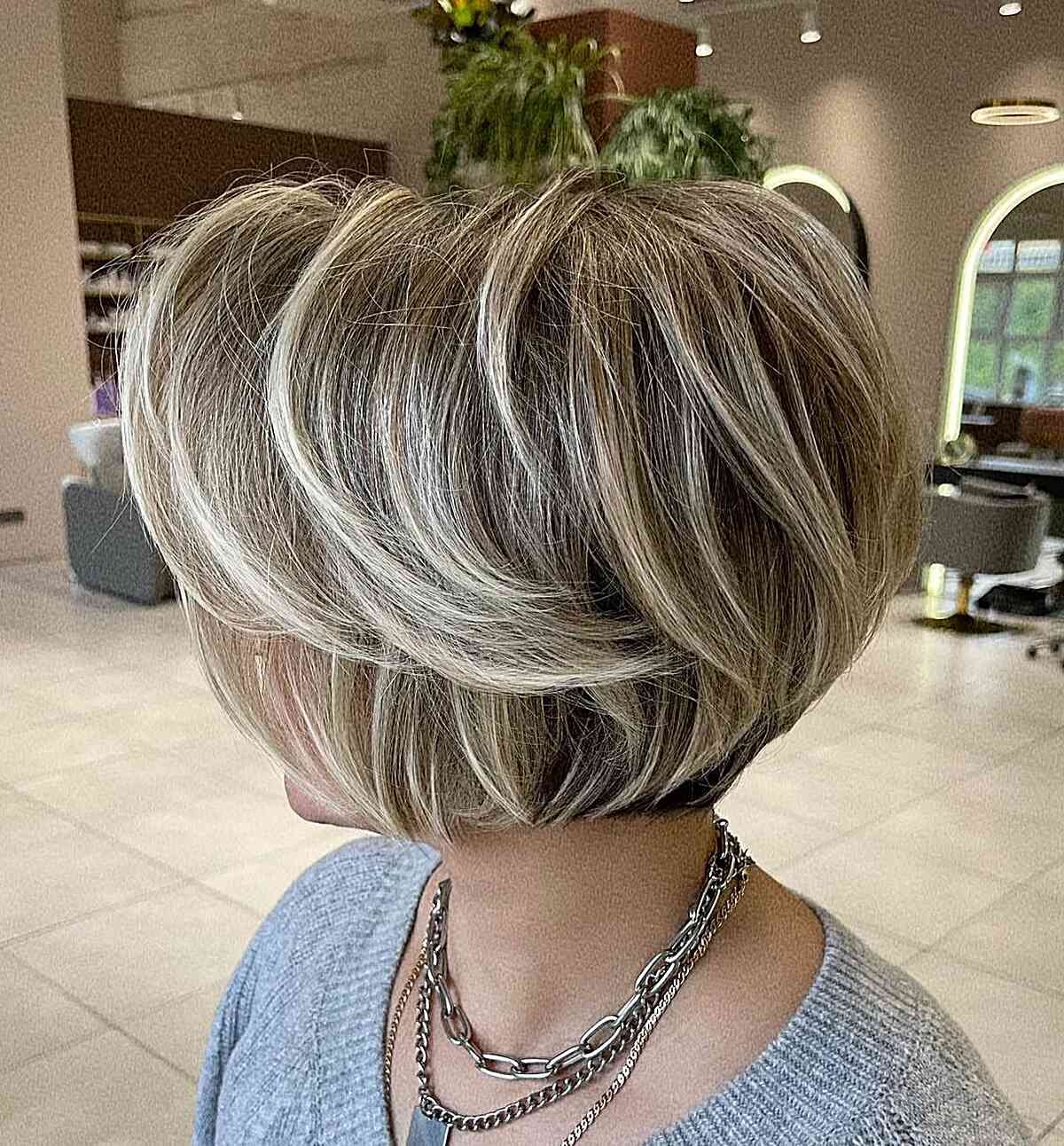 Voluminous blow-dried bob with rounded layers