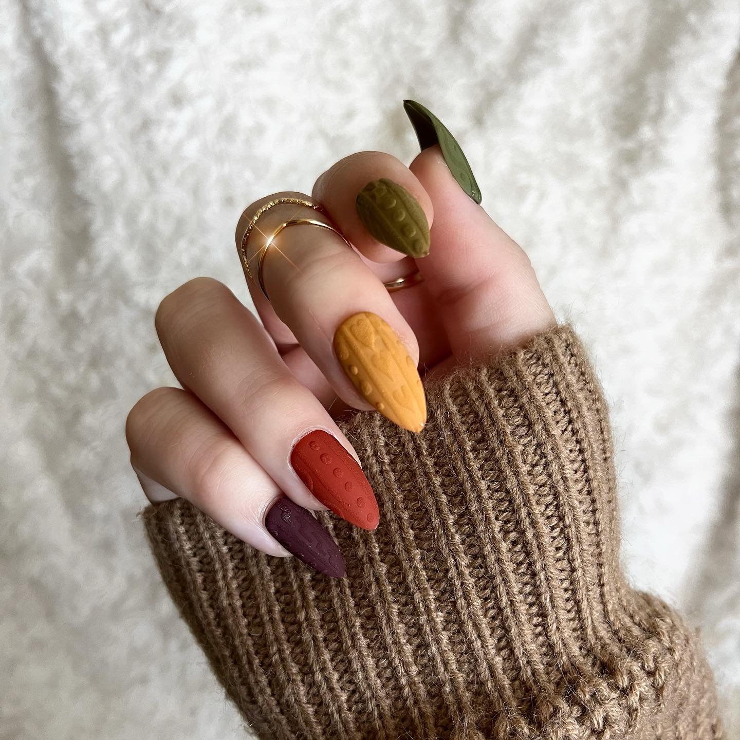 Classic Cable-Knit Sweater Nails in a Soft Neutral sweater nail design