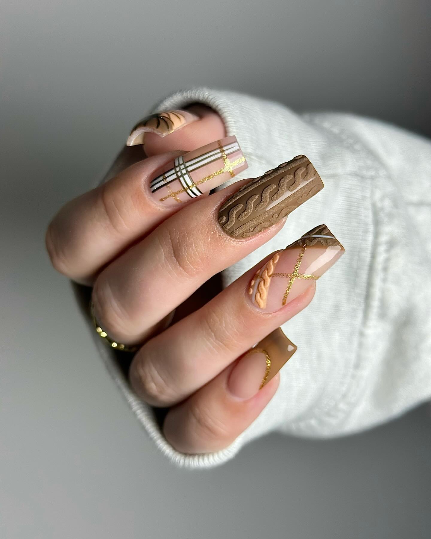 Full-Coverage Cable Knit in a Soft Neutral sweater nail design