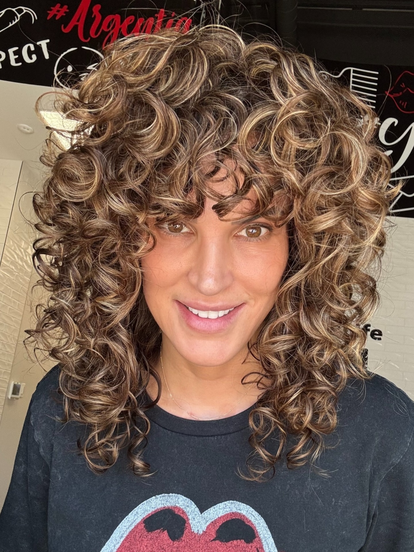 Curly layers with bold dimensional highlights