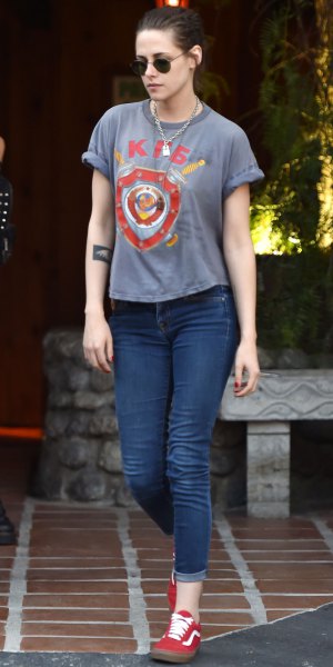 Grey retro tee and dark cuffed skinny jeans t-shirt outfit