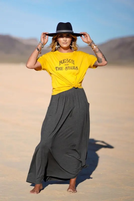 Pocketed maxi skirt with a graphic tee