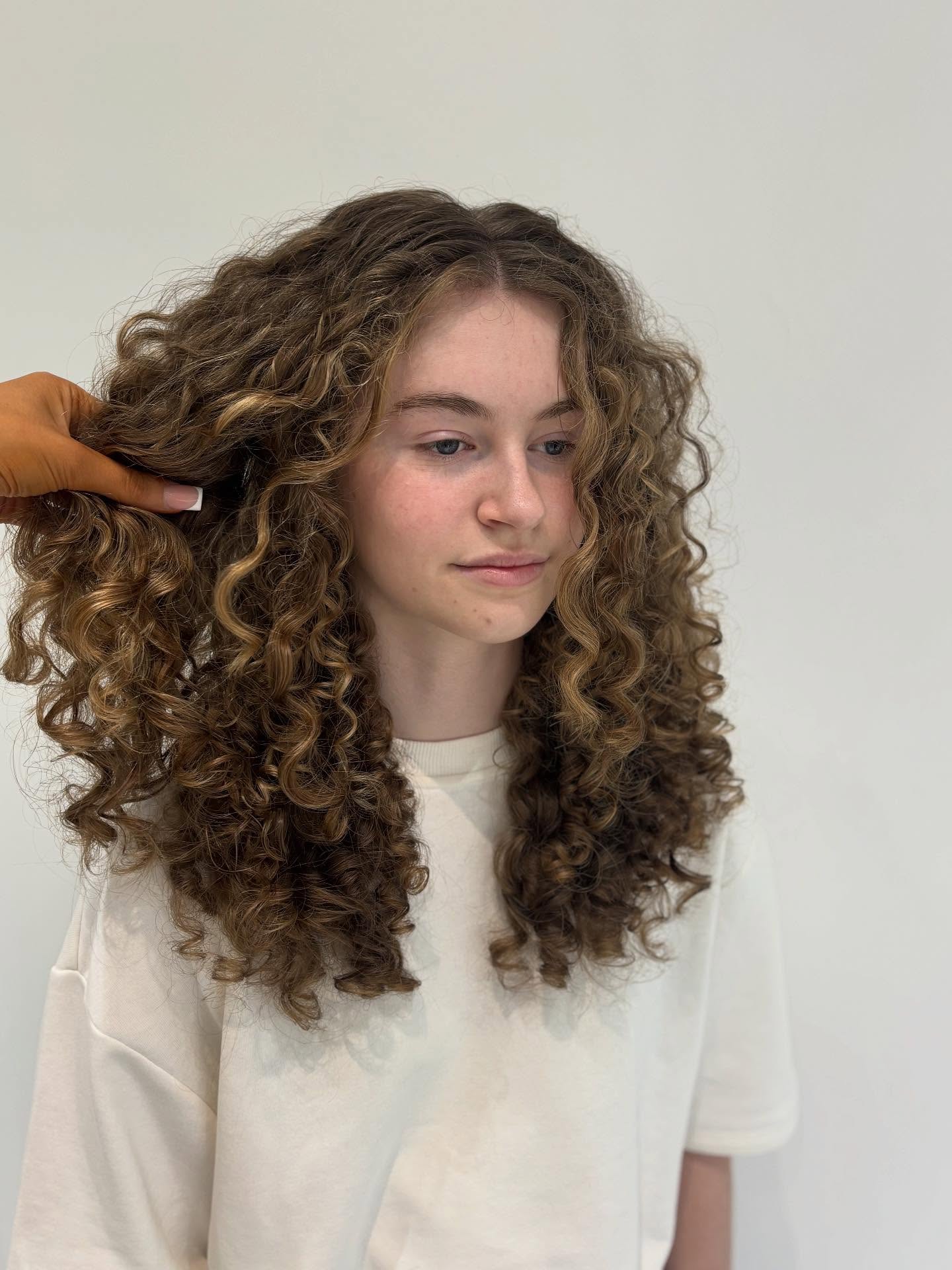 Layered curly cut with clearly defined curls