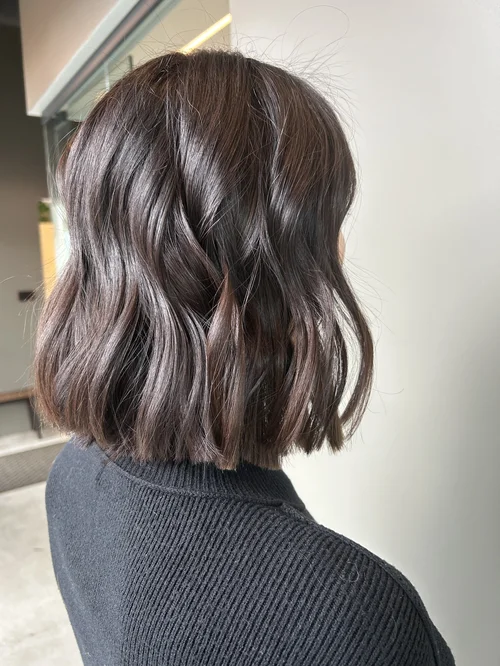 Mid-length blunt cut with collarbone line