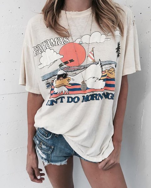 Oversized white print tee and ripped mini denim shorts t-shirt outfit