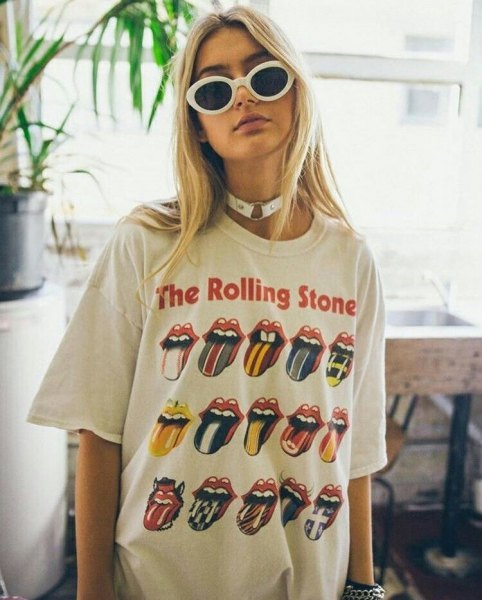Oversized band tee and high-waisted blue jeans t-shirt outfit